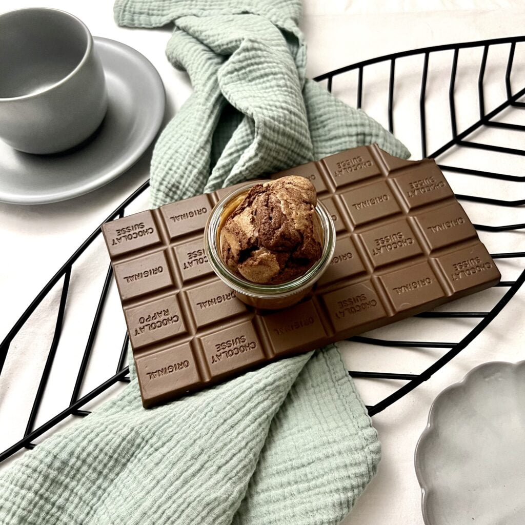 Heissluftfritteuse Airfryer Marmor Kuchen Muffins backen braun auf brauner schokolade auf grünem tuch auf weiss schwarz liniertem untergrund