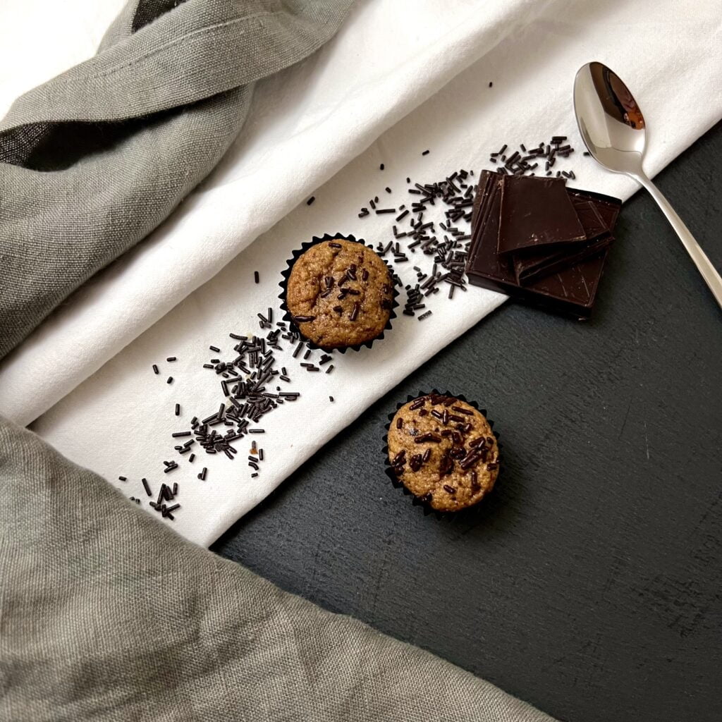 kaffee espresso muffins mit schokolade auf grauem untergrund